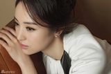 组图：董璇杂志写真一颦一笑释放轻熟魅力