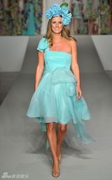 组图：妮基-希尔顿现身悉尼 时装周变T台模特