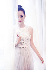 组图：刘梓娇柔美写真 清新优雅现高贵气质