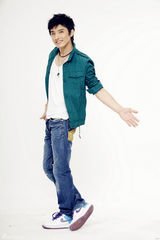 组图：宫正楠阳光写真曝光 迷人微笑帅气