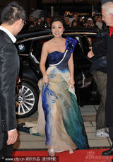 幻灯：《三枪》首映成张艺谋粉丝主场 闫妮风情十足