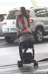 组图：蔡少芬携双女返港 行李超重逼疯辣妈