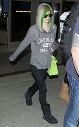 组图：艾薇儿结束亚洲之行回美 青翠发色引人注目