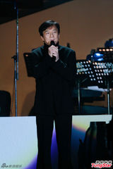 组图：梅艳芳逝世十周年 圈中好友登台悼念