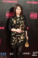 组图：周慧敏白纱裙飘逸现身 小腹扁平力证未怀孕