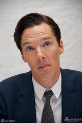 组图：《危机解密》拍写真 卷福大笑满脸皱纹