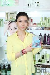 组图：崔秀靖等韩星清新装束现身上海CBE