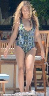 组图：碧昂斯携女庭院玩耍 举摄像机与狗仔互拍