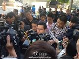 组图：李某某案宣毕梦鸽离开 同案律师比V手势
