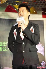 组图：韩庚前导画册狂热签售 粉丝蜂拥而至