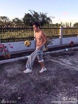 组图：曹格一家四口海边度假 父子卖萌娇妻美艳