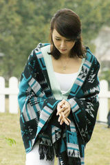 组图：胡静发烧拍广告 向小朋友“贿赂”索吻