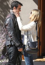 组图：安妮斯顿与男友街头秀恩爱 超大订婚钻戒抢眼