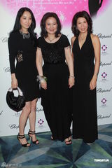 组图：王敏德举家出席慈善晚宴 汪诗诗贝安琪同场