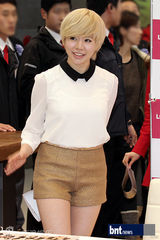 组图：少女时代清新亮相签名会 可爱萌表情多