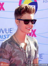 组图：青少年选择奖红毯 贾斯汀-比伯黑超耍酷