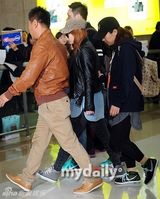 组图：裸照门Ailee回国 戴墨镜低调现身机场