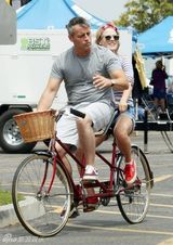 组图：《老友记》乔伊青春不再 骑情侣车浪漫消遣