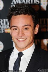 组图：2013全英音乐奖男星帅气亮相红毯