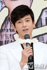 组图：韩星姜素拉裸色裙宣传《窝囊废警报》