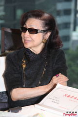 组图：白雪仙梅雪诗纪念任剑辉 贵气珠宝环身