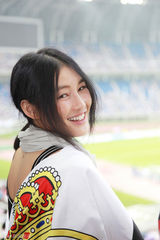 组图：陈燃赴天津现场观战足球赛 变身皇马球迷