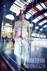 组图：韩庚封面大片演绎雅痞风 首次尝试短发造型