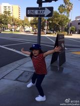 组图：王诗龄美国生活照曝光 戴棒球帽潮范十足