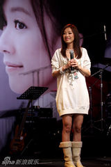 幻灯：张婧北京举行首唱会 毕晓世送水晶枪祝贺