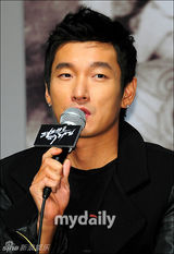 组图：曹承佑杨东根等出席新片《完美比赛》首映