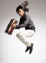 组图：娄淇曝光个性写真 长发帅气显型男本色