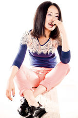 组图：张丁懿最新时尚写真 彰显女性干练气质