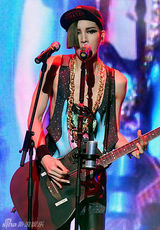 组图：韩星鲁敏宇发新辑眼线妆妖艳创可贴遮点