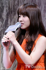 组图：韩星宋仲基朴宝英清新亮相《狼少年》发布