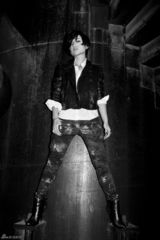 组图：周笔畅拍摄欧范颓废风大片 演绎黑白风情