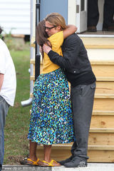 组图：皮特探望贫困家庭 与脱口秀女主持对嘴吻