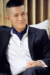 组图：杨志刚拍蓝色写真 意蕴宁静沉稳