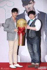 组图：温升豪35岁推出首张EP 小胖现身站台