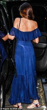 组图：米兰达可儿蓝色长裙独自外出 妩媚秀香肩