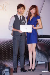 组图：陈柏霖视频聊天维系感情 工作中过白色情人节