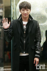 组图：李相烨吴妍秀等为品牌站台展时尚魅力