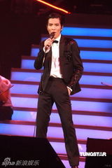 组图：萧敬腾唱《black or white》 向杰克逊致敬