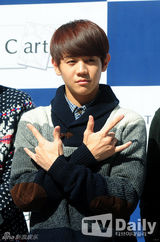 组图：BEAST出席粉丝签名会休闲装显亲和