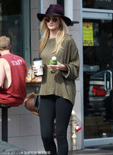 组图：超模惠特莉时尚出街 身材苗条长腿抢镜