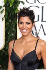 高清图：哈莉-贝瑞高开衩裙亮相红毯风情万种