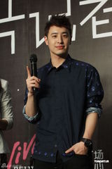 组图：潘玮柏北京发片会为粉丝削苹果