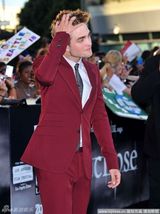 幻灯图：暮光3首映星光璀璨 帕丁森与粉丝玩合影  