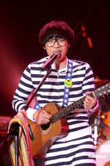 幻灯：卢广仲香港个唱尾场落幕 出席庆功宴兴奋难掩