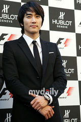 组图：宋承宪为名表站台全程微笑 绅士魅力帅气无敌