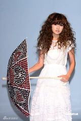 幻灯图集：杨丞琳长卷发似洋娃娃 白蕾丝裙可爱